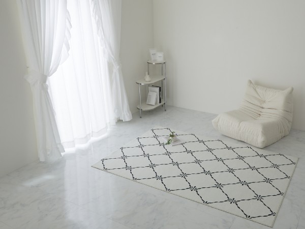 白いソファに合わせるラグ『ノーラ』