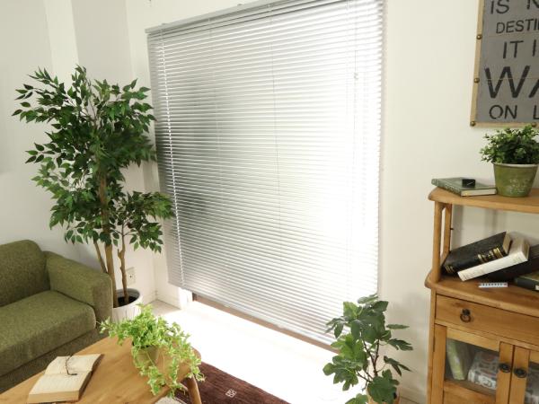 シルバーのブラインド