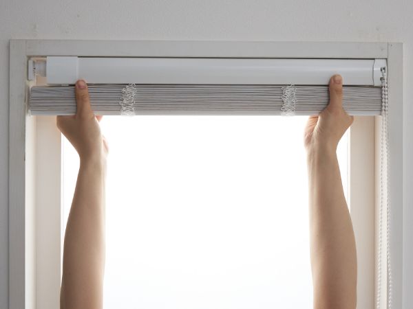 ブラインドを取り付けているところ