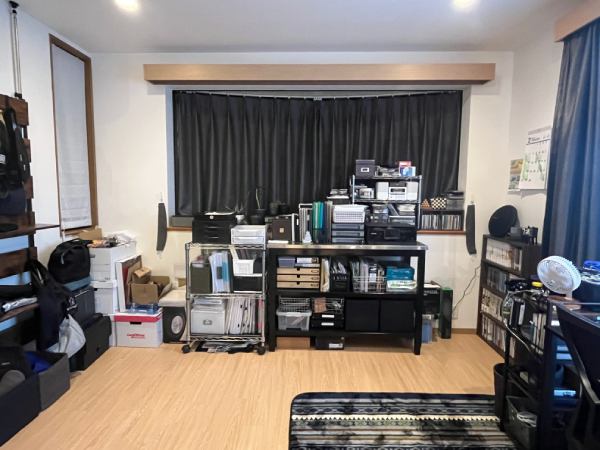 映画『君のクイズ』の美術協力したカーテン・メロウ／ガンメタル