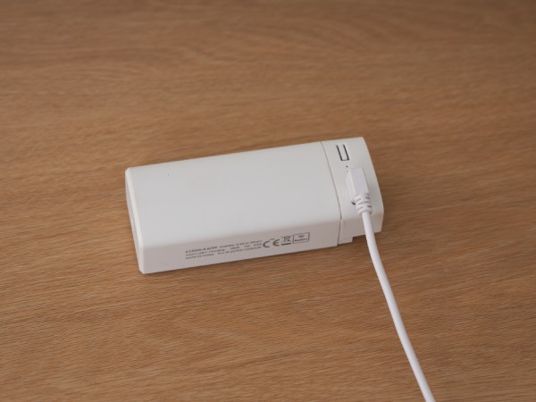 電動ハニカムスクリーンのバッテリーを充電している