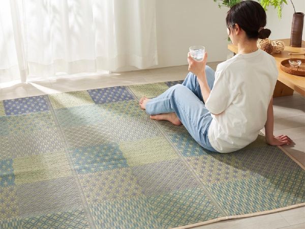 ラグに座る女性