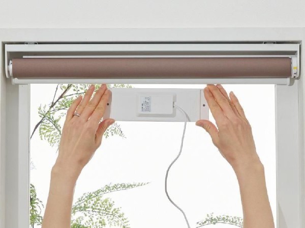 電動スクリーン用のソーラーパネル