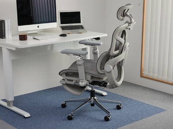 デスクの下にタイルカーペットが敷かれている