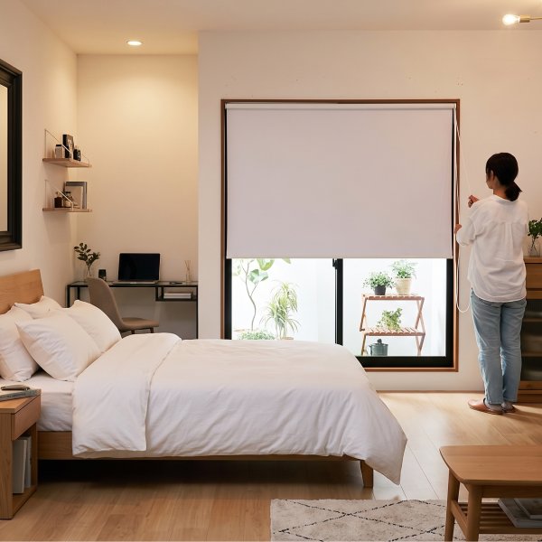 寝室にロールスクリーンを使用したお部屋のレイアウト