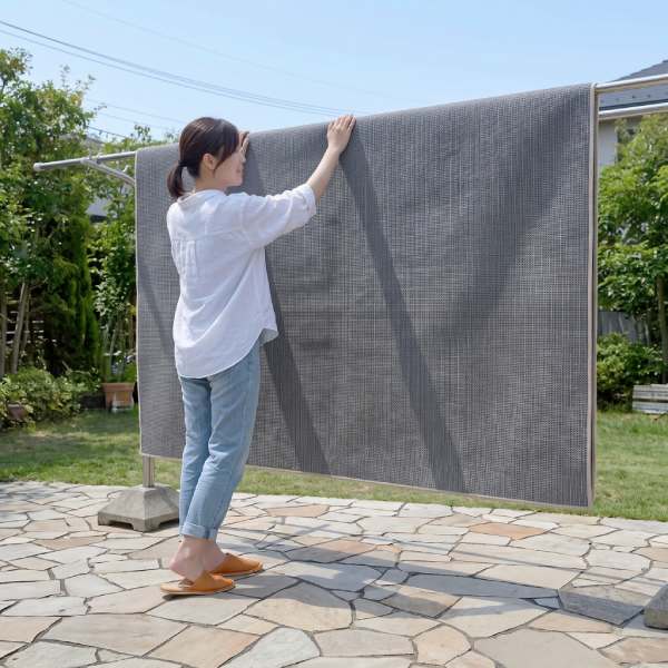 カーペットは収納する前に、しっかり掃除をして湿度を逃がすことが大切
