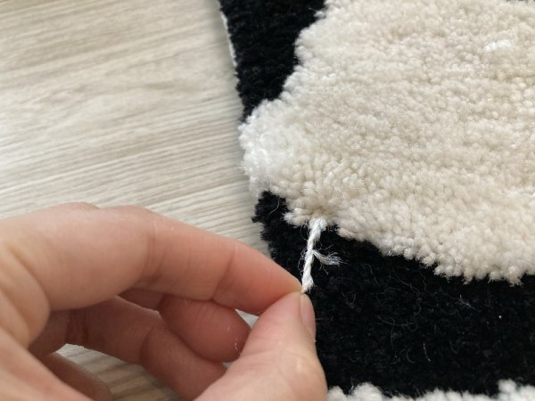 カーペット、ラグをクリーニングに出してほつれが出た様子
