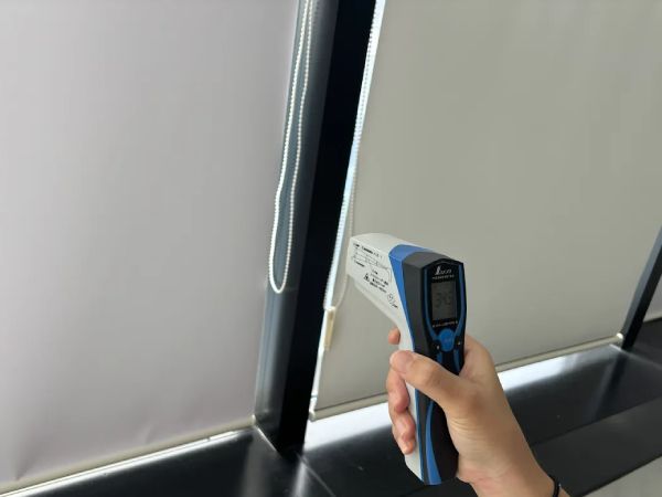 ロールスクリーンの隙間の温度を計測